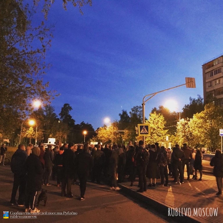 Жители Рублёво высказали депутату свое возмущение на его голосование за новую ярмарку. 2 Жители Рублёво высказали депутату свое возмущение на его голосование за новую ярмарку. 2