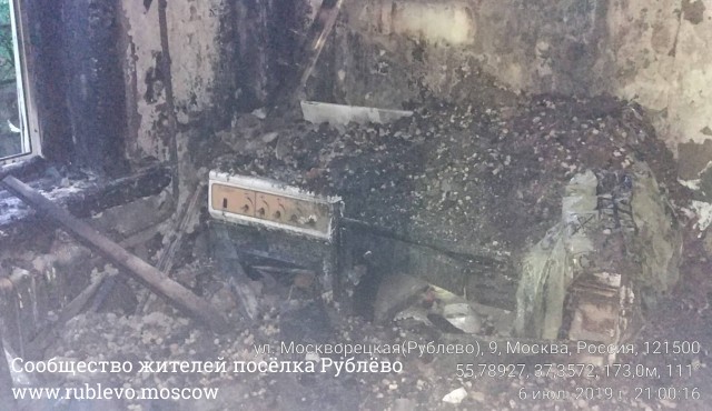 На Москворецкой улице сгорел многоквартирный жилой дом (ВИДЕО) 3 На Москворецкой улице сгорел многоквартирный жилой дом (ВИДЕО) 3